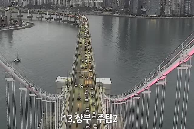 廣安大橋上層第2主塔跨海處