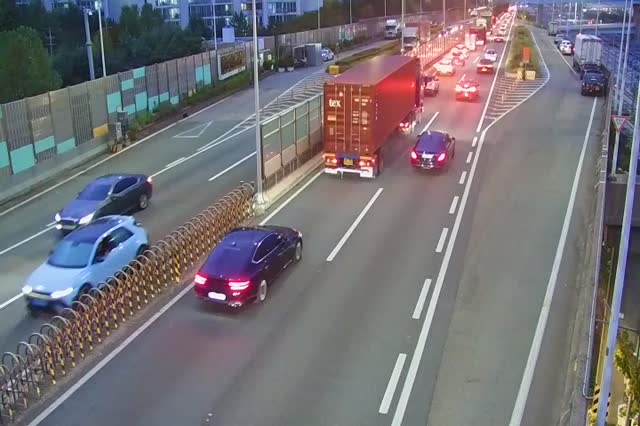 東西高架路開琴收費站下行