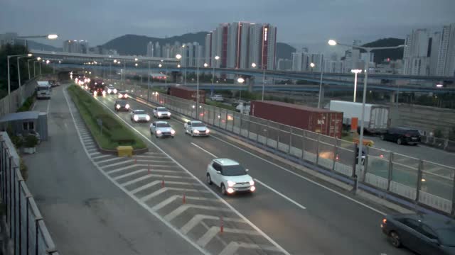 東西高架路開琴收費站上行