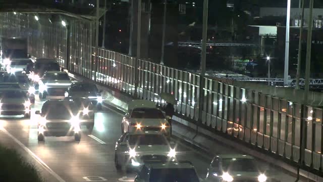 東西高架路開琴收費站上行