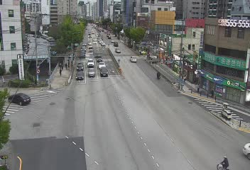 南山站前十字路口中央大路