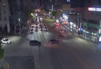 南山站前十字路口中央大路