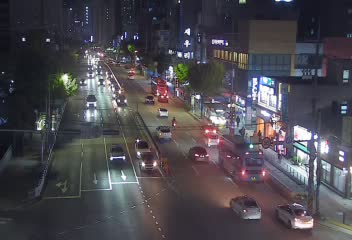 南山站前十字路口中央大路