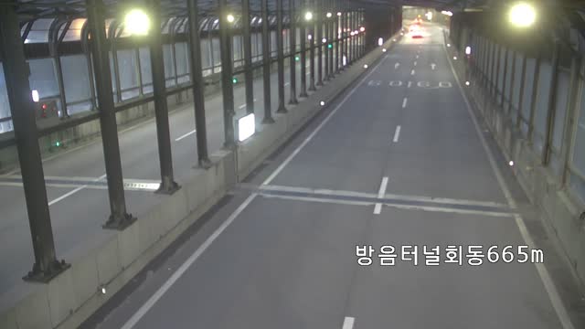 臥石地下道回東方向入口