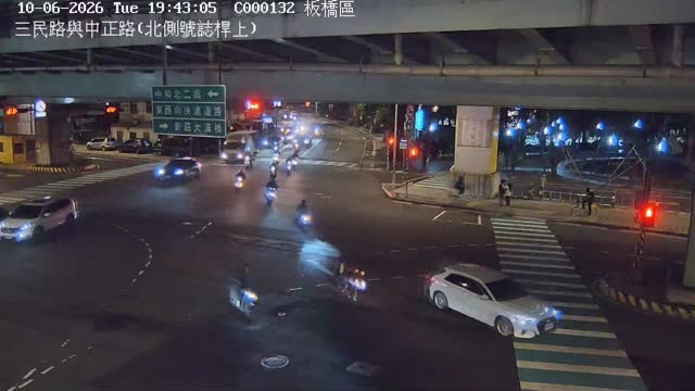 板橋區三民路與中正路(北側號誌桿上)
