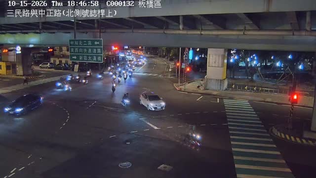 板橋區三民路與中正路(北側號誌桿上)