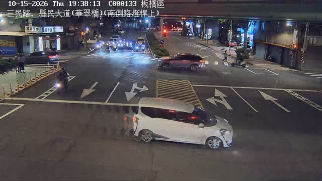 板橋區三民路、縣民大道(華翠橋)(南側路燈桿上)