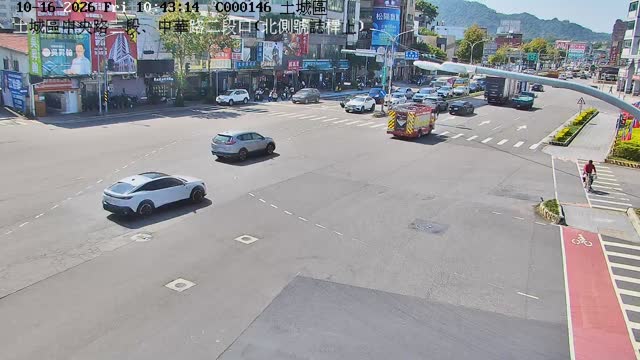 土城區中央路三段、中華路二段口(北側號誌桿上)