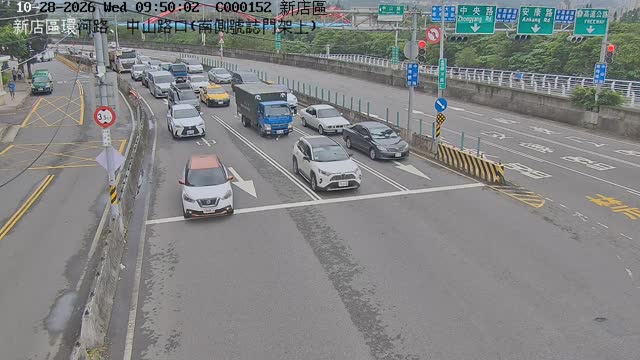 新店區環河路、中山路口(南側號誌門架上)