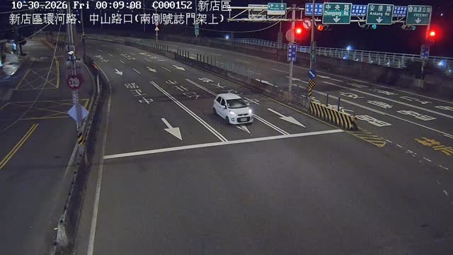 新店區環河路、中山路口(南側號誌門架上)