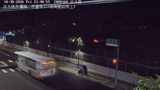 淡水區民權路、民富街口(南側號誌桿上)