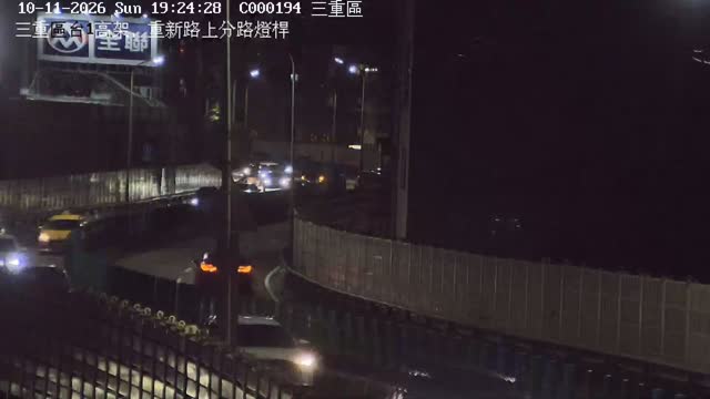 三重區台1高架，重新路上分路燈桿