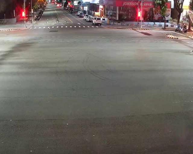 朝富路/台灣大道(右側車流往市政路)
