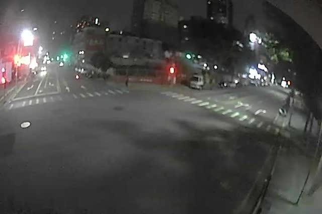 朝富路、朝馬路(右側車流往台灣大道)