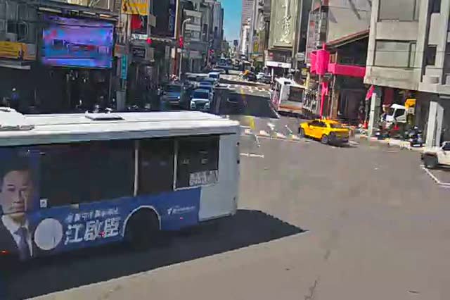 民權路/建國路(右側車流往向上路)