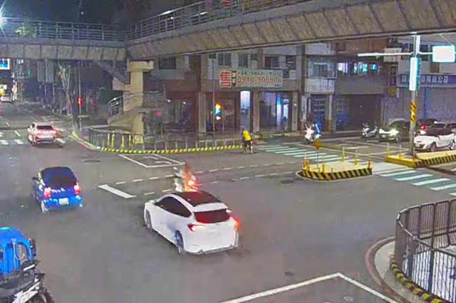 五權南路/忠明南路(右側車流往國光路)