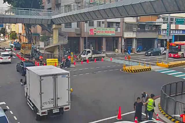 五權南路/忠明南路(右側車流往國光路)