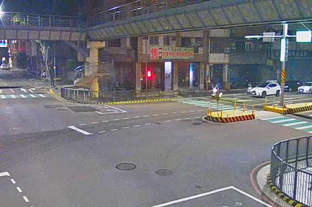 五權南路/忠明南路(右側車流往國光路)