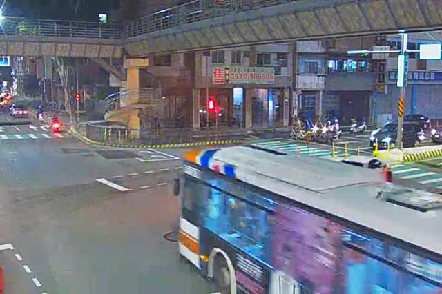 五權南路/忠明南路(右側車流往國光路)