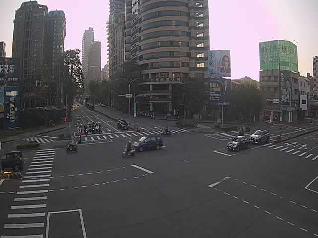 五權西路/忠明南路(右側車流往美村路)