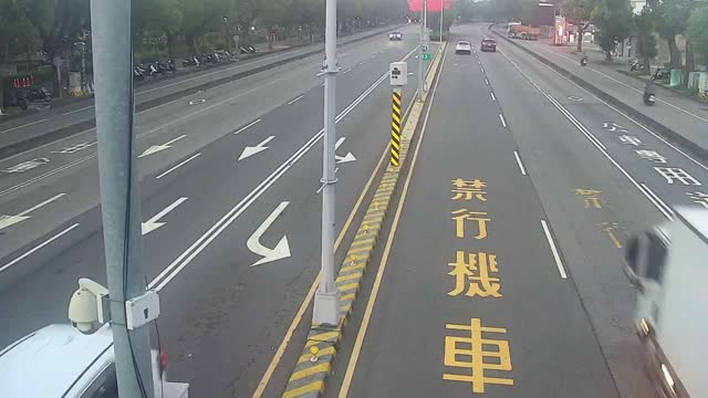 台灣大道/東大路(右側車流往沙鹿)