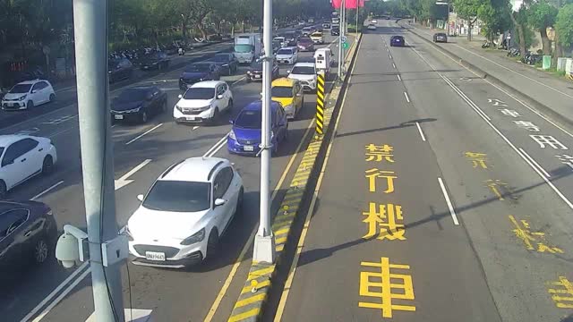 台灣大道/東大路(右側車流往沙鹿)