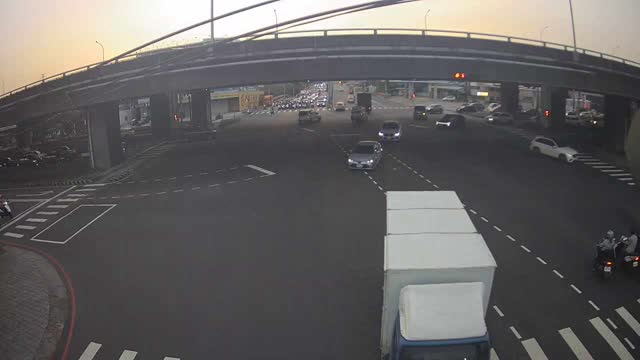 向上路/環中路 (右側車流往工業區)Xiangshang Rd/Huanzhong Rd(Right side Traffic flow to industrial area)