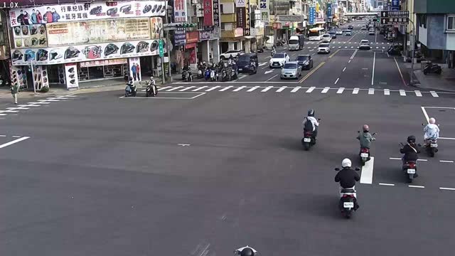 林森路/五權路(右側車流往建國路)