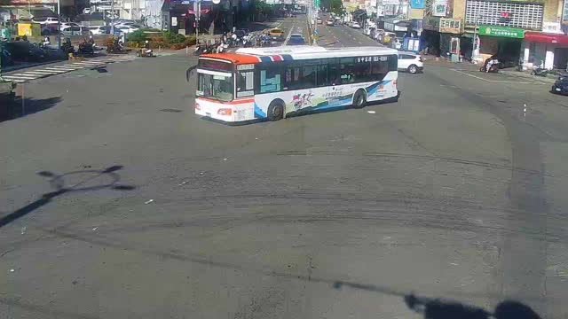 三民路/五權路/崇德路(右側車流往北屯路)