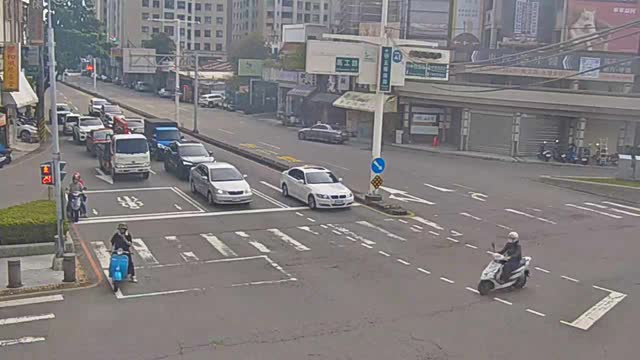 五權南路/高工路(右側車流往中投公路)