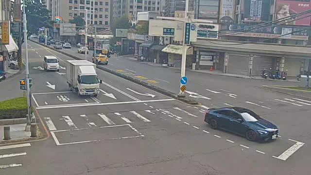 五權南路/高工路(右側車流往中投公路)
