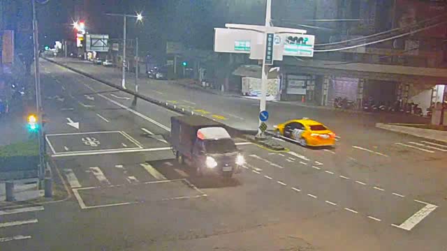 五權南路/高工路(右側車流往中投公路)