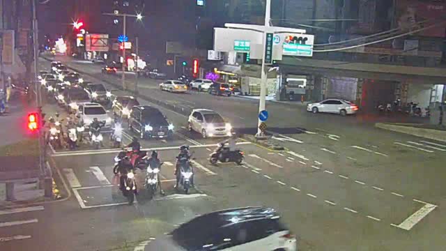 五權南路/高工路(右側車流往中投公路)