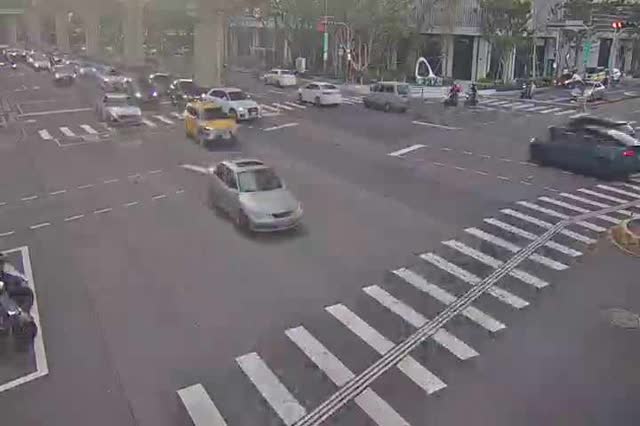 文心路/青海路(右側車流往台灣大道)