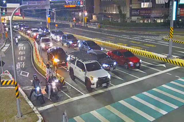 忠明南路/國光路(右側車流往建國路)