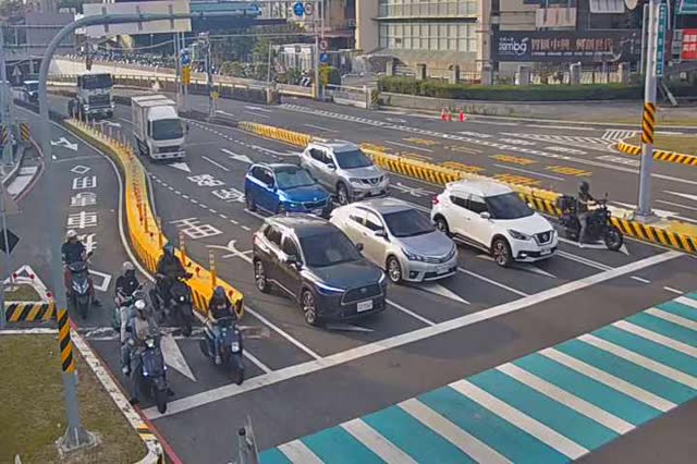 忠明南路/國光路(右側車流往建國路)