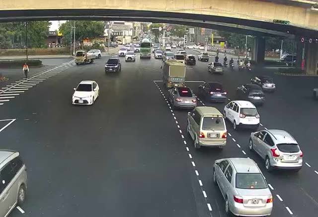 五權西路/環中路西側(右側車流往文心路)
