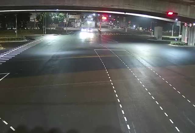 五權西路/環中路西側(右側車流往文心路)