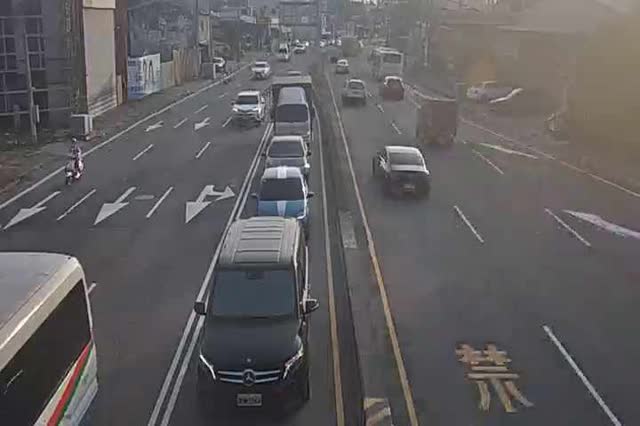 豐勢路/國豐路(右側車流往豐原) Fengshi Rd/Guofeng Rd (Right side Traffic flow to Fengyuan)