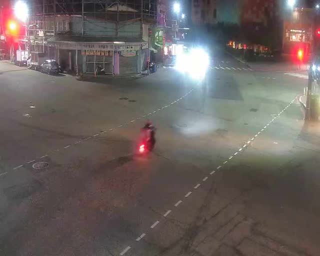 建成路/忠孝路(右側車流往大智路) Jiancheng Rd/ Zhongxiao Rd (Right side Traffic flow to Dazhi Rd)