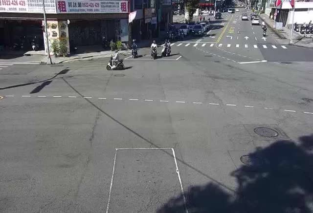 雙十路/精武路(右側車流往台灣體育大學)