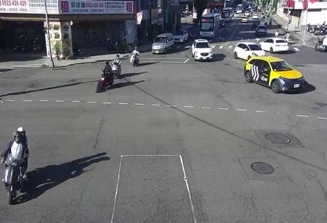 雙十路/精武路(右側車流往台灣體育大學)