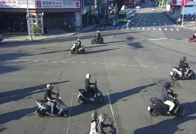 雙十路/精武路(右側車流往台灣體育大學)