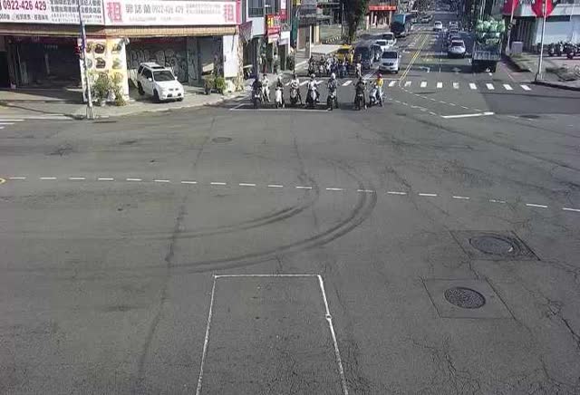 雙十路/精武路(右側車流往台灣體育大學)