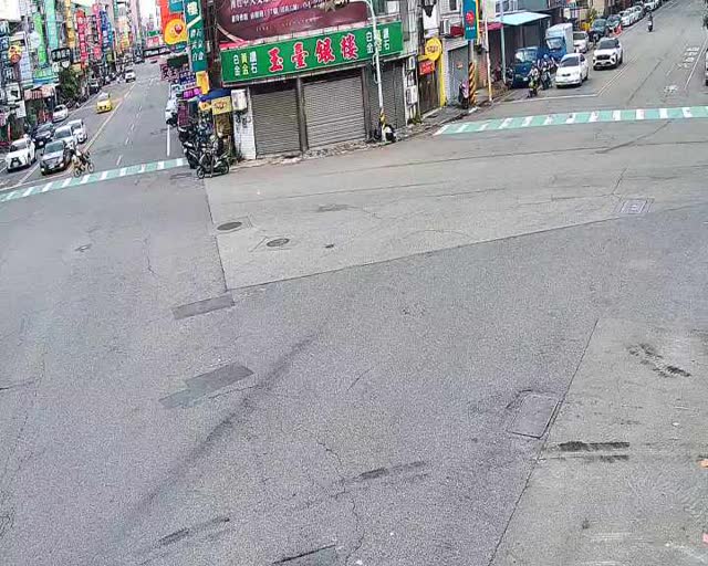 大里區中興路/新仁路 (右側車流往環中東路)Zhongxing Rd./Xinren Rd..(Right side Traffic flow to Huanzhong E.Rd.)