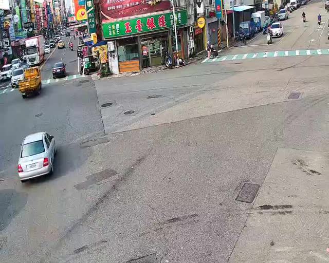 大里區中興路/新仁路 (右側車流往環中東路)Zhongxing Rd./Xinren Rd..(Right side Traffic flow to Huanzhong E.Rd.)