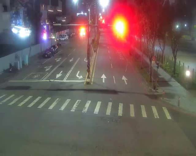 經貿路/黎明路(右側車流往河南路)