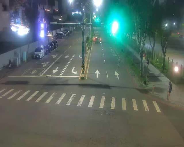經貿路/黎明路(右側車流往河南路)