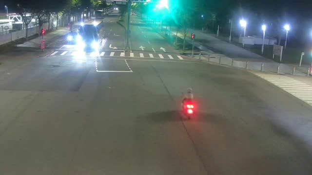 敦化路/凱旋路(右側車流往環中路)