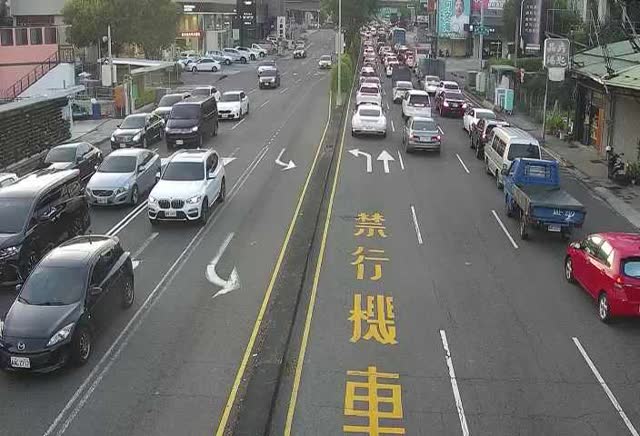 五權西路/龍富路(右側車流往南屯交流道)